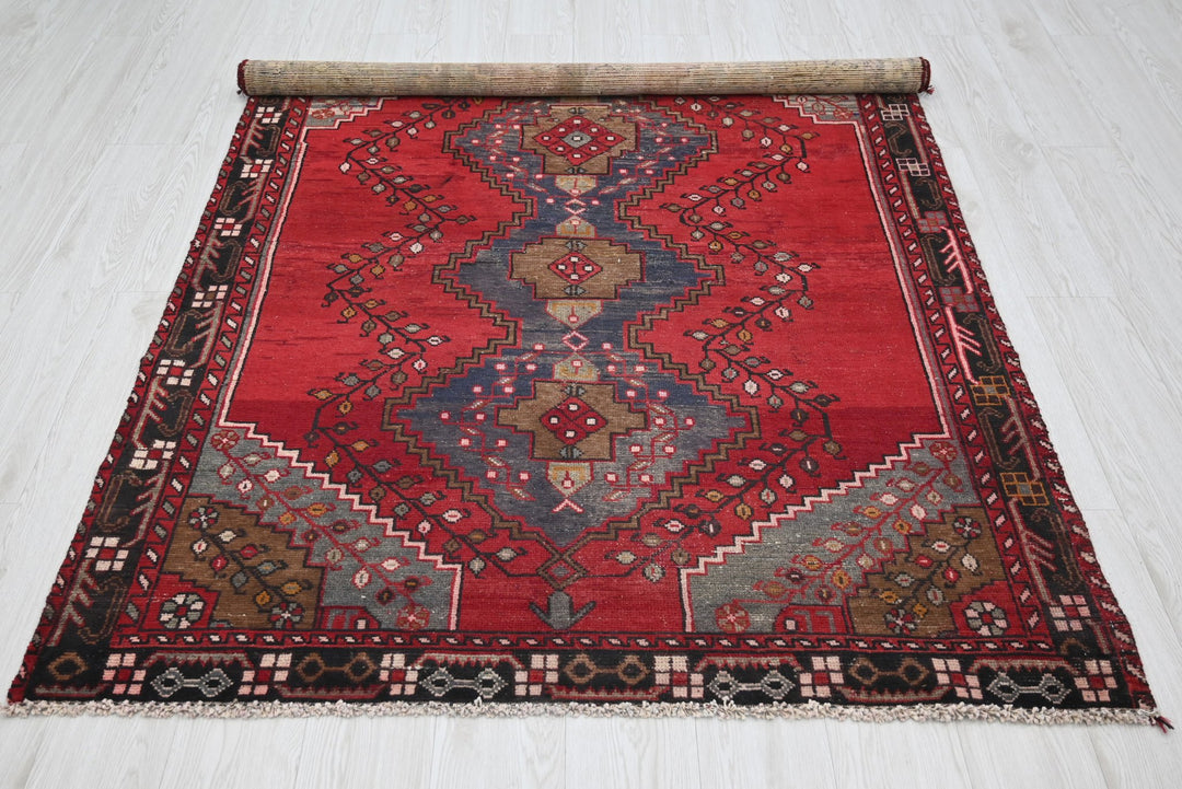 red Accent rug 4' 6" x 5' 10"