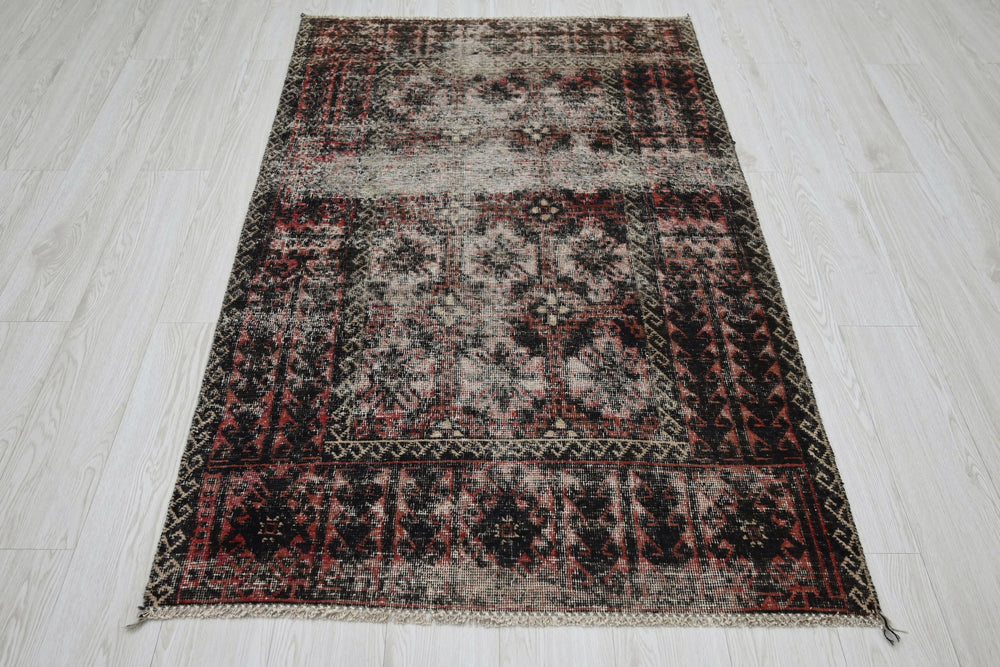 gray Accent rug 3' 4" x 5' 6"