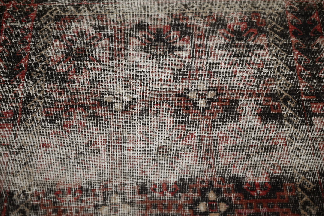gray Accent rug 3' 4" x 5' 6"