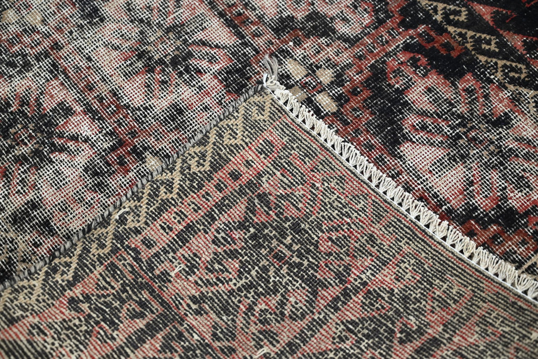 gray Accent rug 3' 4" x 5' 6"