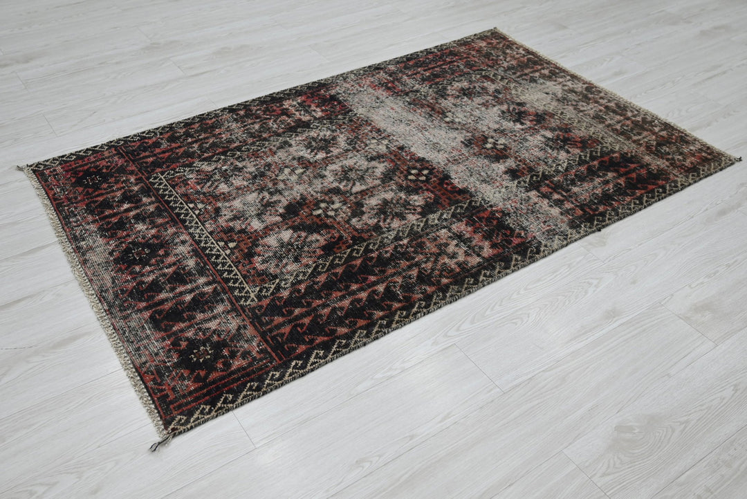 gray Accent rug 3' 4" x 5' 6"
