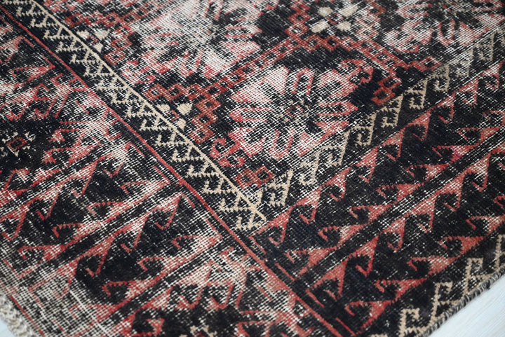 gray Accent rug 3' 4" x 5' 6"