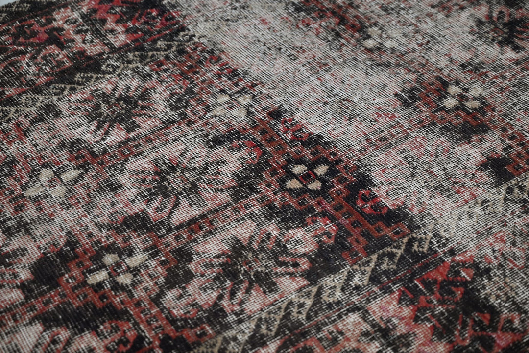 gray Accent rug 3' 4" x 5' 6"