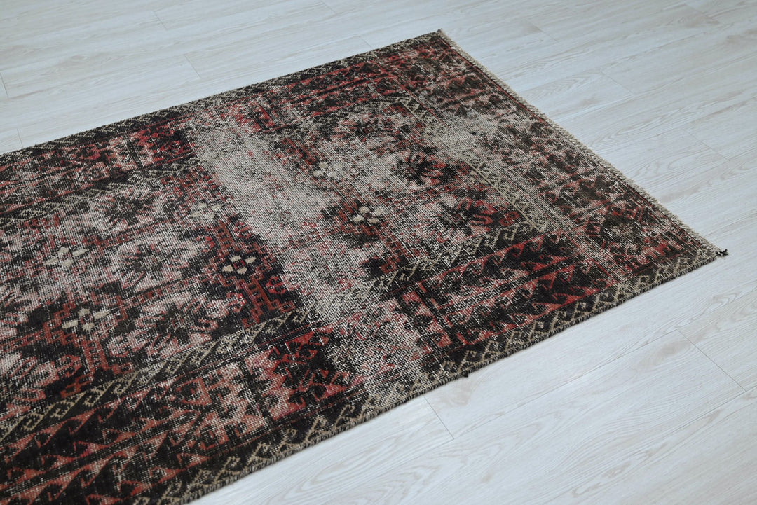 gray Accent rug 3' 4" x 5' 6"