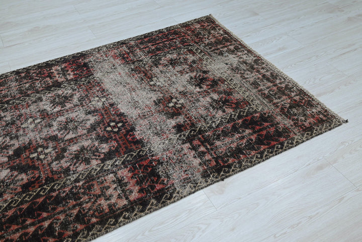 gray Accent rug 3' 4" x 5' 6"