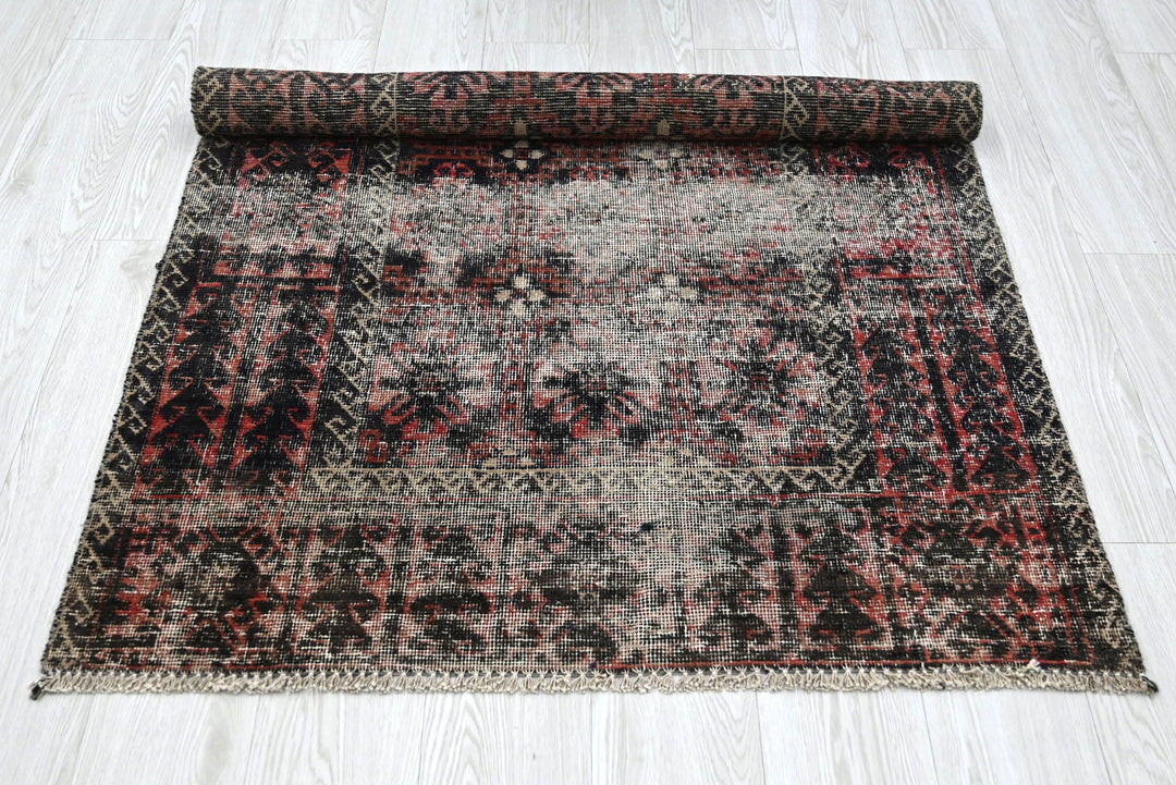 gray Accent rug 3' 4" x 5' 6"