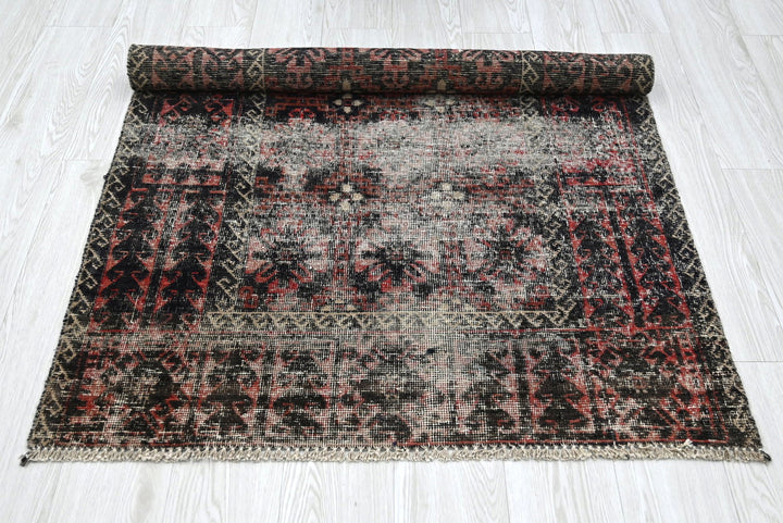 gray Accent rug 3' 4" x 5' 6"