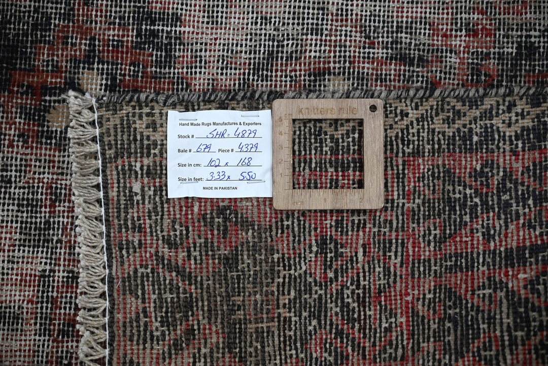 gray Accent rug 3' 4" x 5' 6"