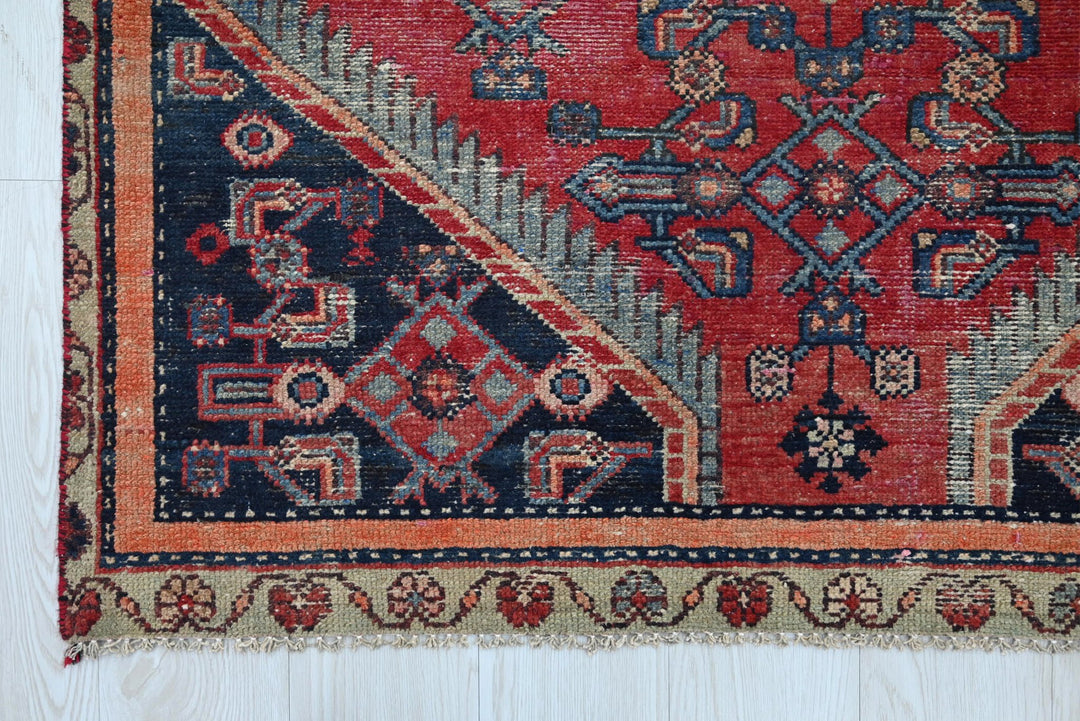 red Accent rug 4' 0" x 5' 11"