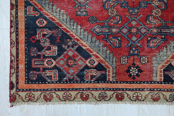 red Accent rug 4' 0" x 5' 11"
