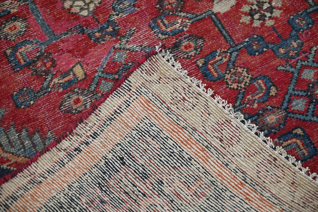 red Accent rug 4' 0" x 5' 11"