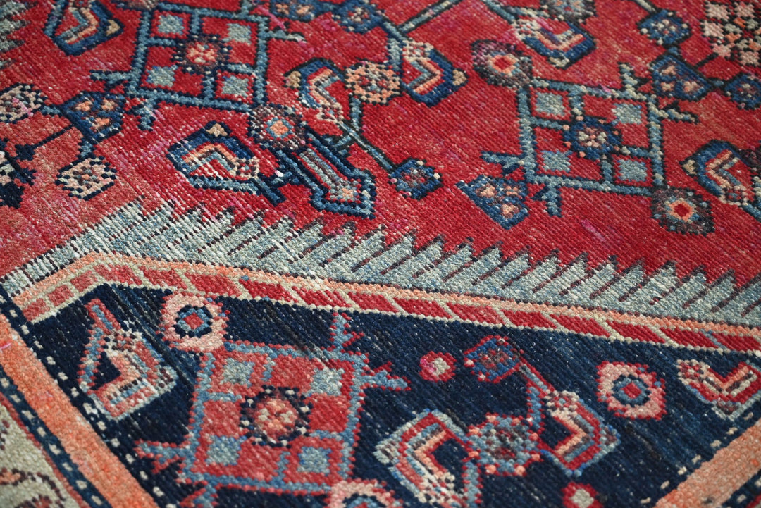red Accent rug 4' 0" x 5' 11"