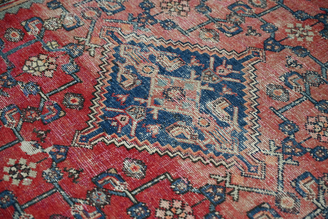 red Accent rug 4' 0" x 5' 11"