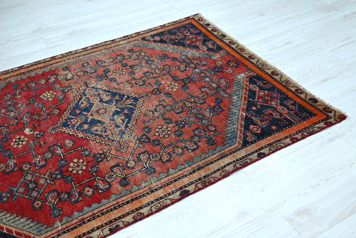 red Accent rug 4' 0" x 5' 11"
