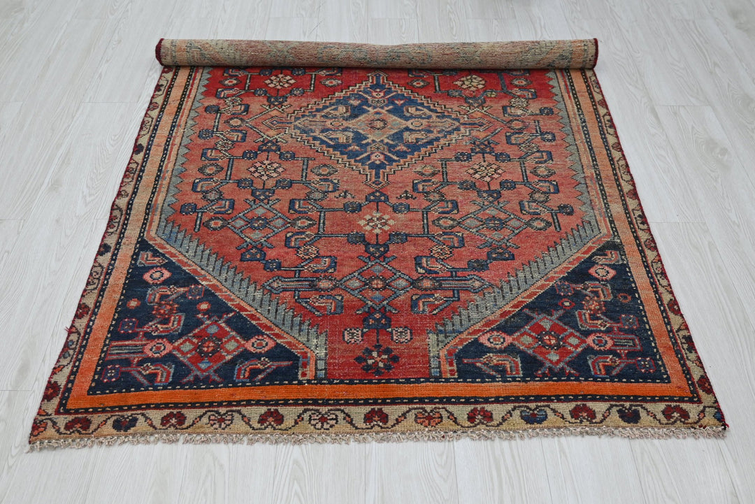 red Accent rug 4' 0" x 5' 11"