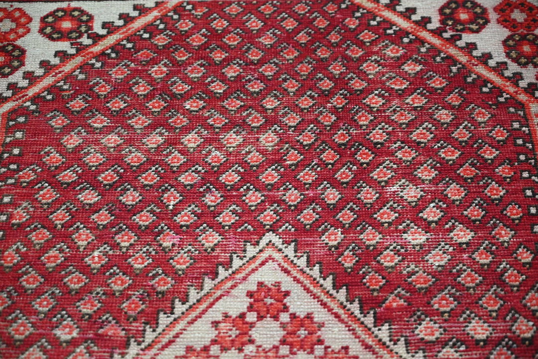 red Medium rug 4' 0" x 6' 8"