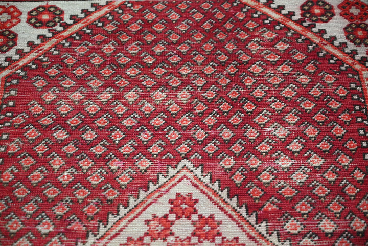 red Medium rug 4' 0" x 6' 8"