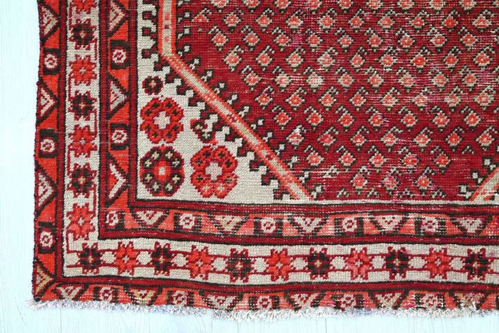 red Medium rug 4' 0" x 6' 8"