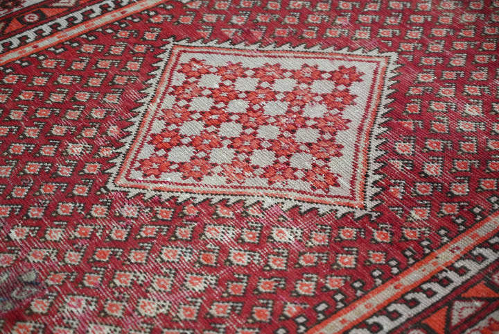 red Medium rug 4' 0" x 6' 8"