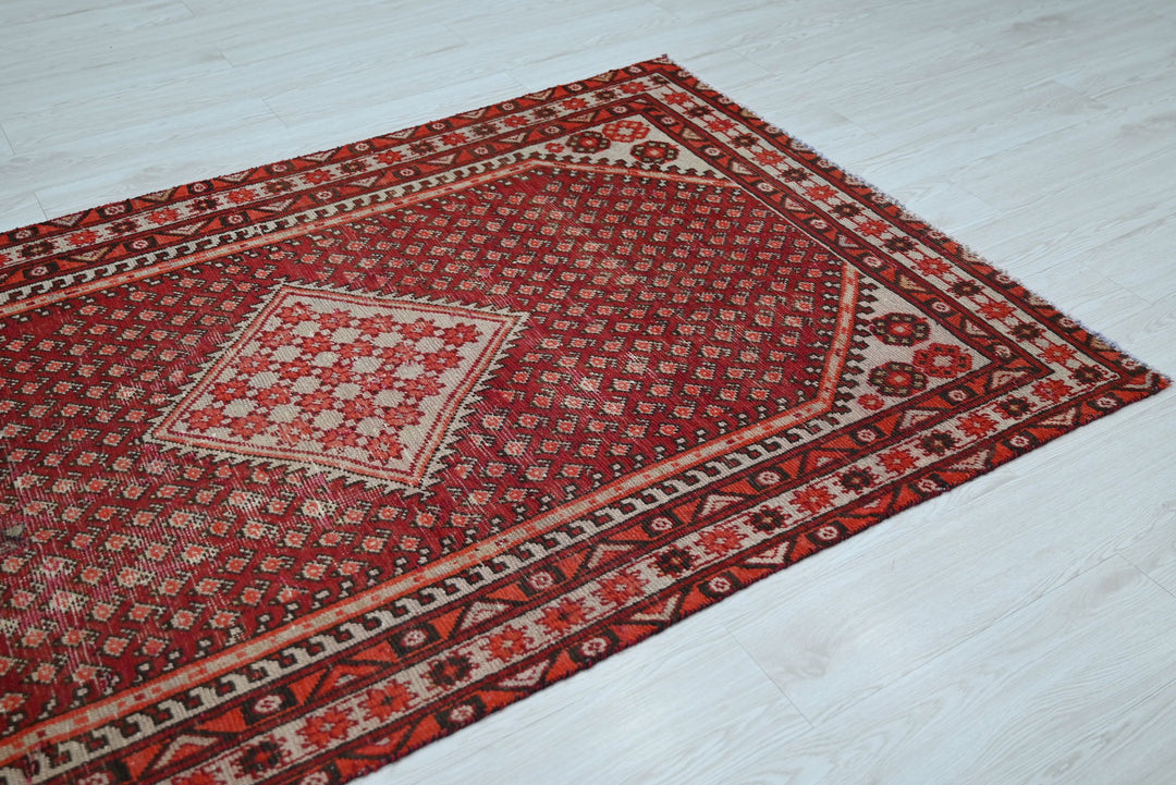 red Medium rug 4' 0" x 6' 8"