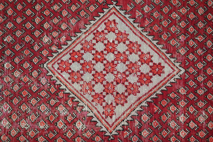 red Medium rug 4' 0" x 6' 8"