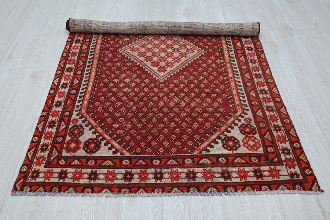 red Medium rug 4' 0" x 6' 8"