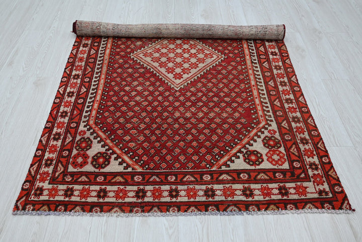 red Medium rug 4' 0" x 6' 8"