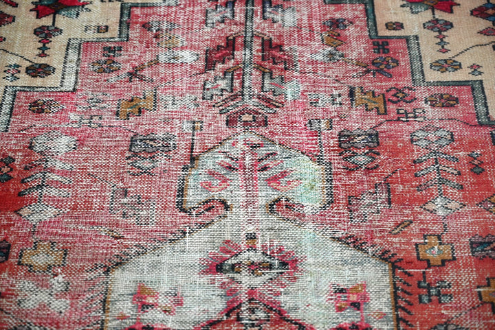 red Accent rug 3' 9" x 6' 4"