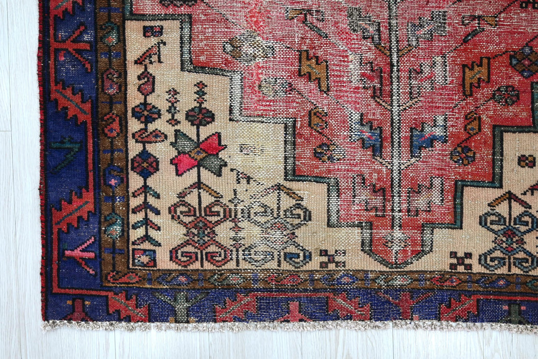 red Accent rug 3' 9" x 6' 4"