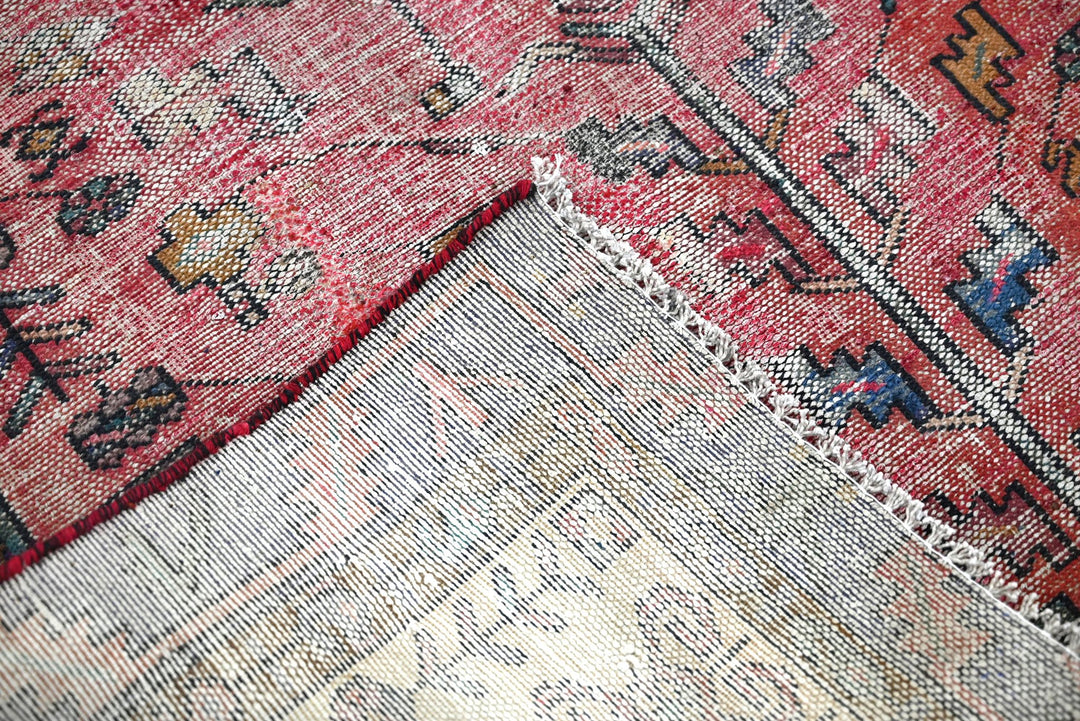 red Accent rug 3' 9" x 6' 4"