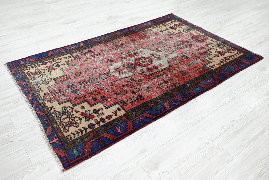 red Accent rug 3' 9" x 6' 4"