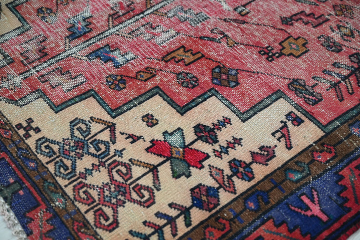 red Accent rug 3' 9" x 6' 4"