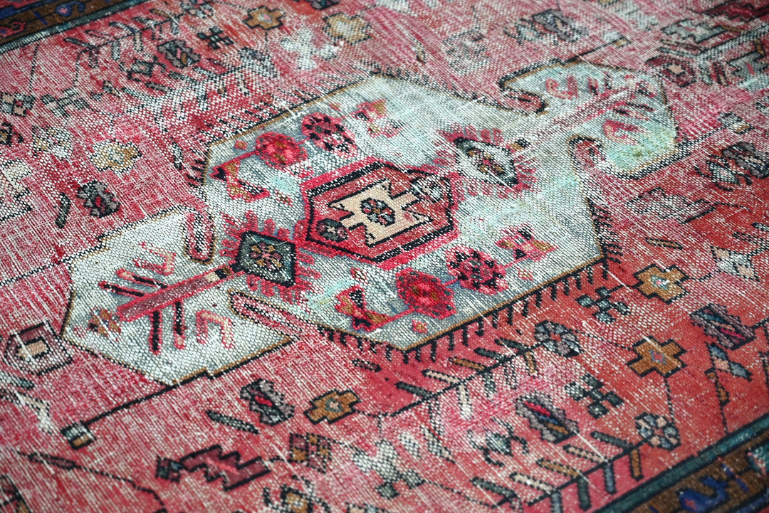 red Accent rug 3' 9" x 6' 4"