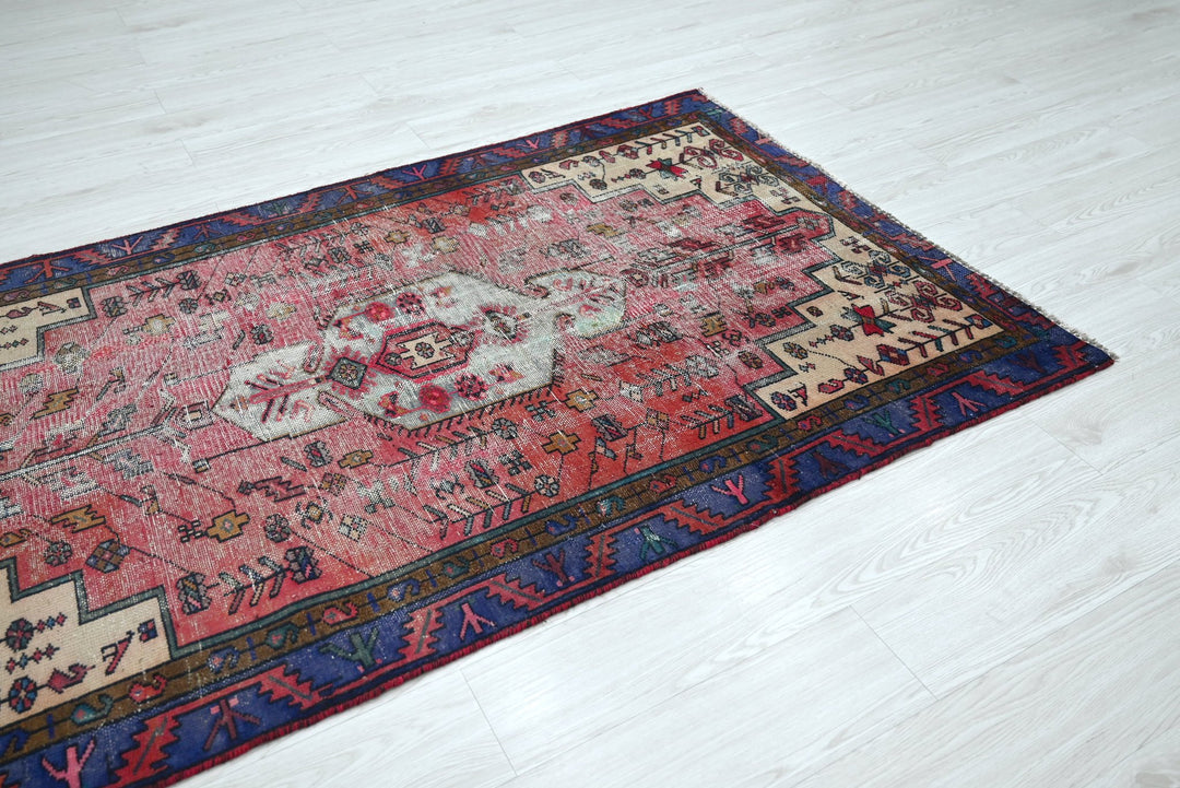 red Accent rug 3' 9" x 6' 4"