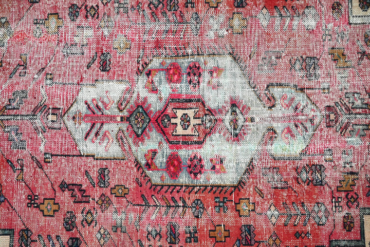 red Accent rug 3' 9" x 6' 4"