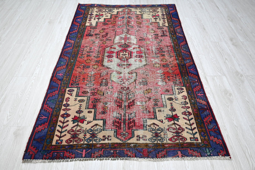 red Accent rug 3' 9" x 6' 4"