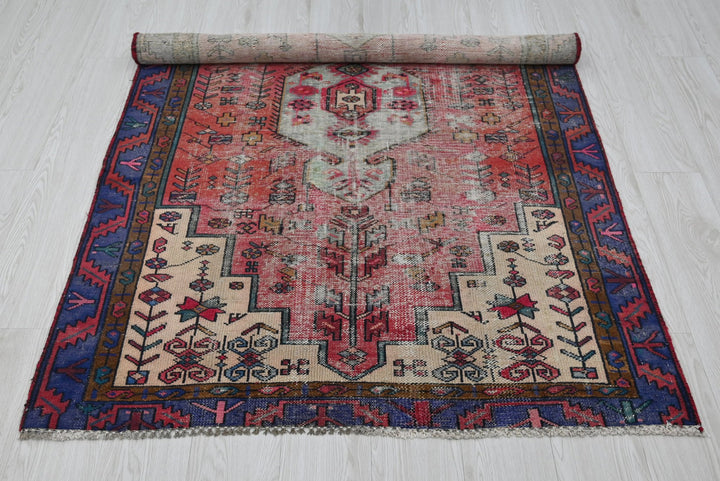 red Accent rug 3' 9" x 6' 4"