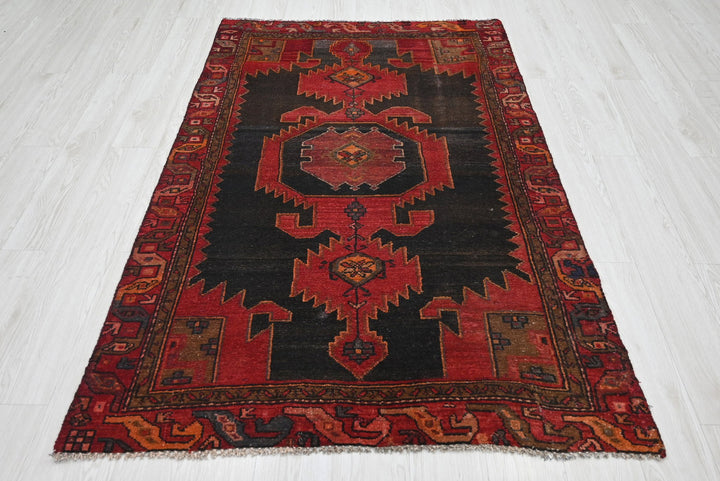 black Accent rug 3' 11" x 6' 1"
