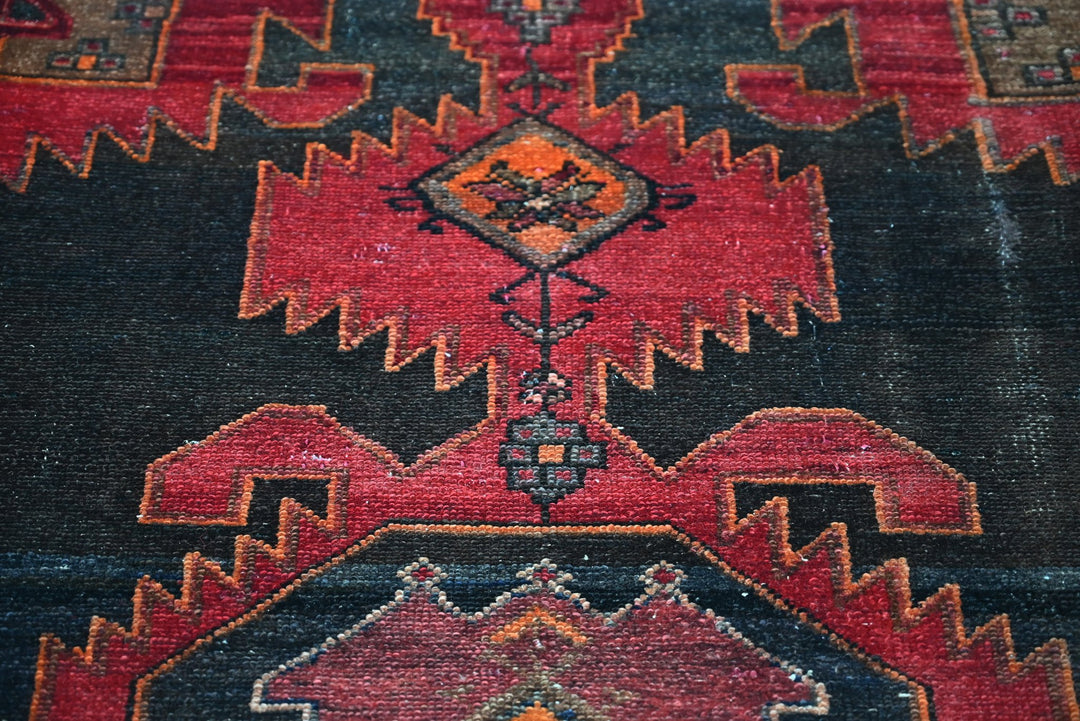black Accent rug 3' 11" x 6' 1"