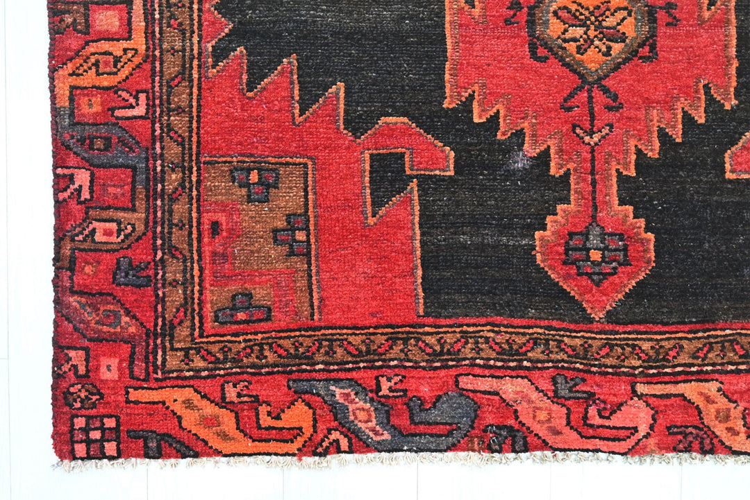 black Accent rug 3' 11" x 6' 1"