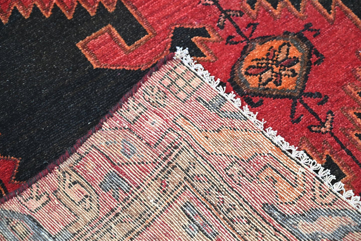 black Accent rug 3' 11" x 6' 1"