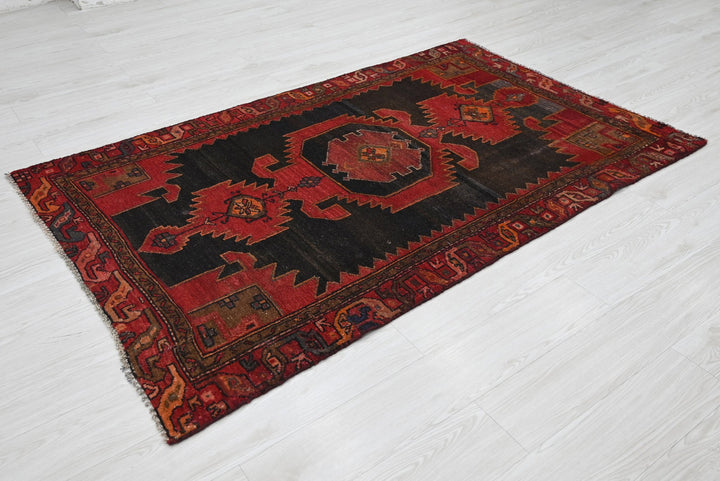 black Accent rug 3' 11" x 6' 1"