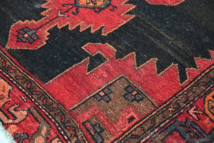 black Accent rug 3' 11" x 6' 1"