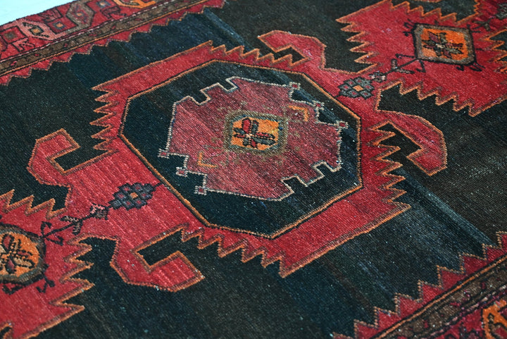 black Accent rug 3' 11" x 6' 1"
