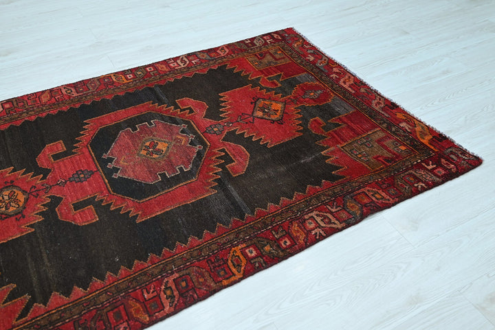 black Accent rug 3' 11" x 6' 1"