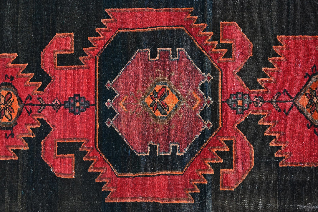 black Accent rug 3' 11" x 6' 1"
