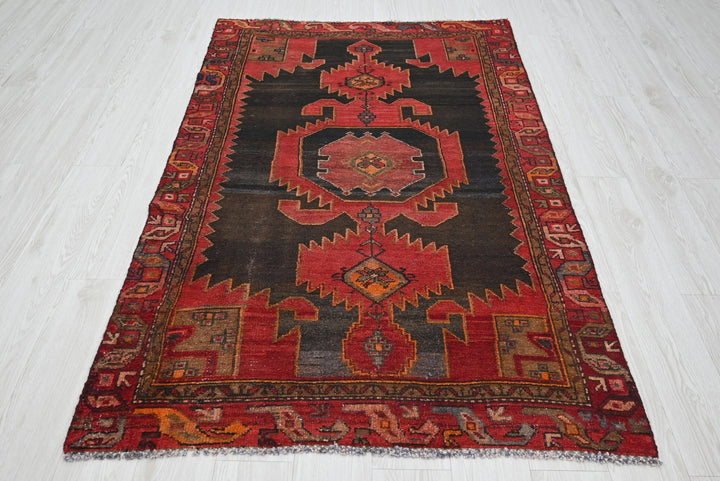 black Accent rug 3' 11" x 6' 1"