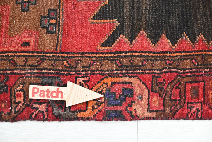 black Accent rug 3' 11" x 6' 1"