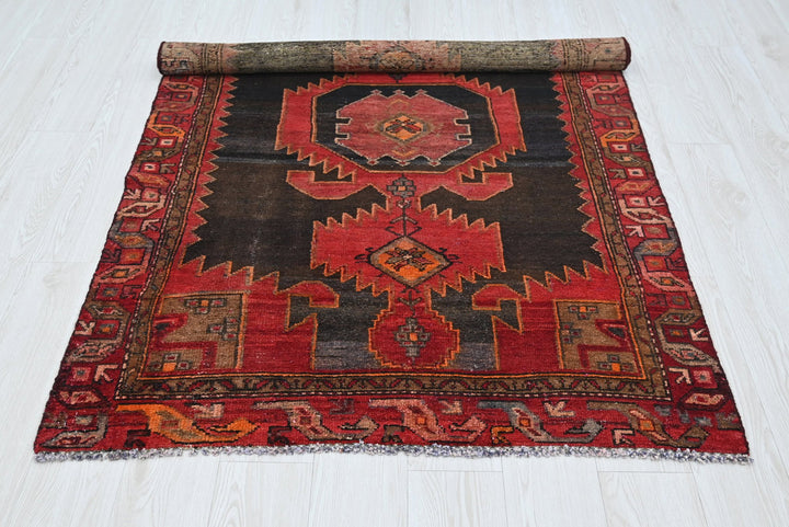 black Accent rug 3' 11" x 6' 1"