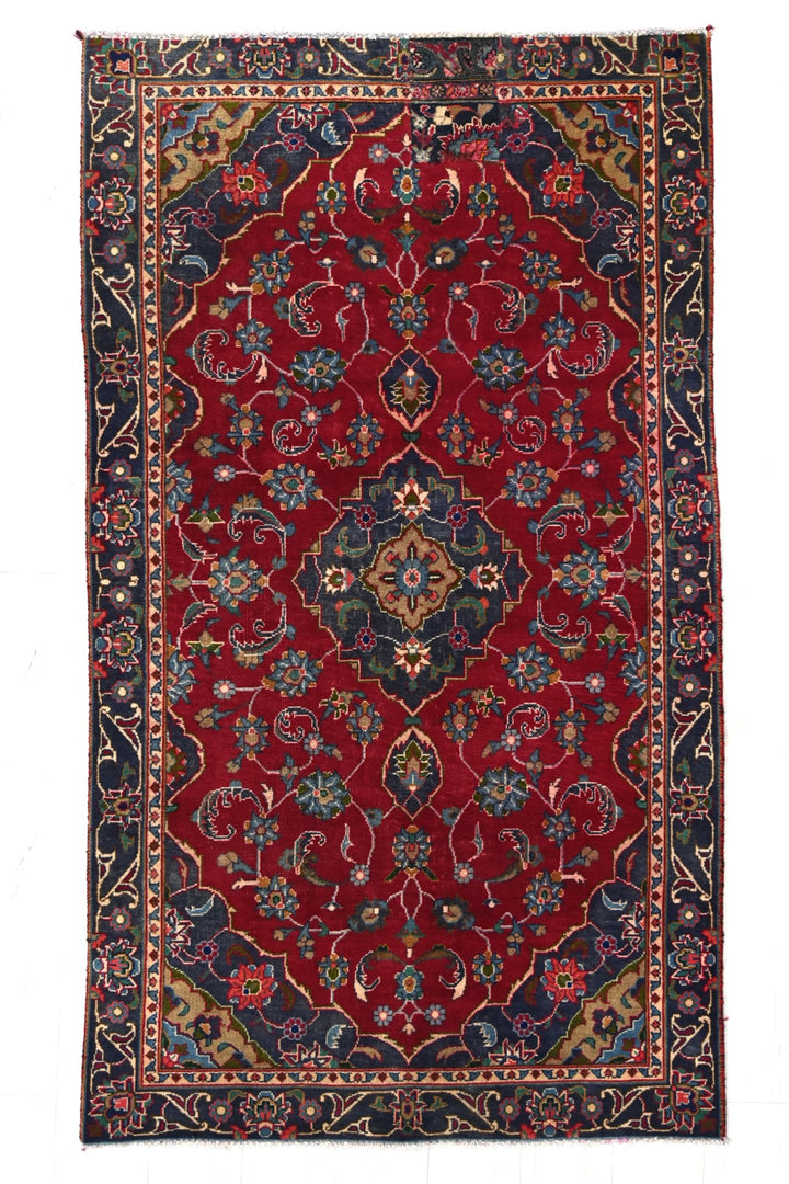 red Accent rug 3' 5" x 6' 4"